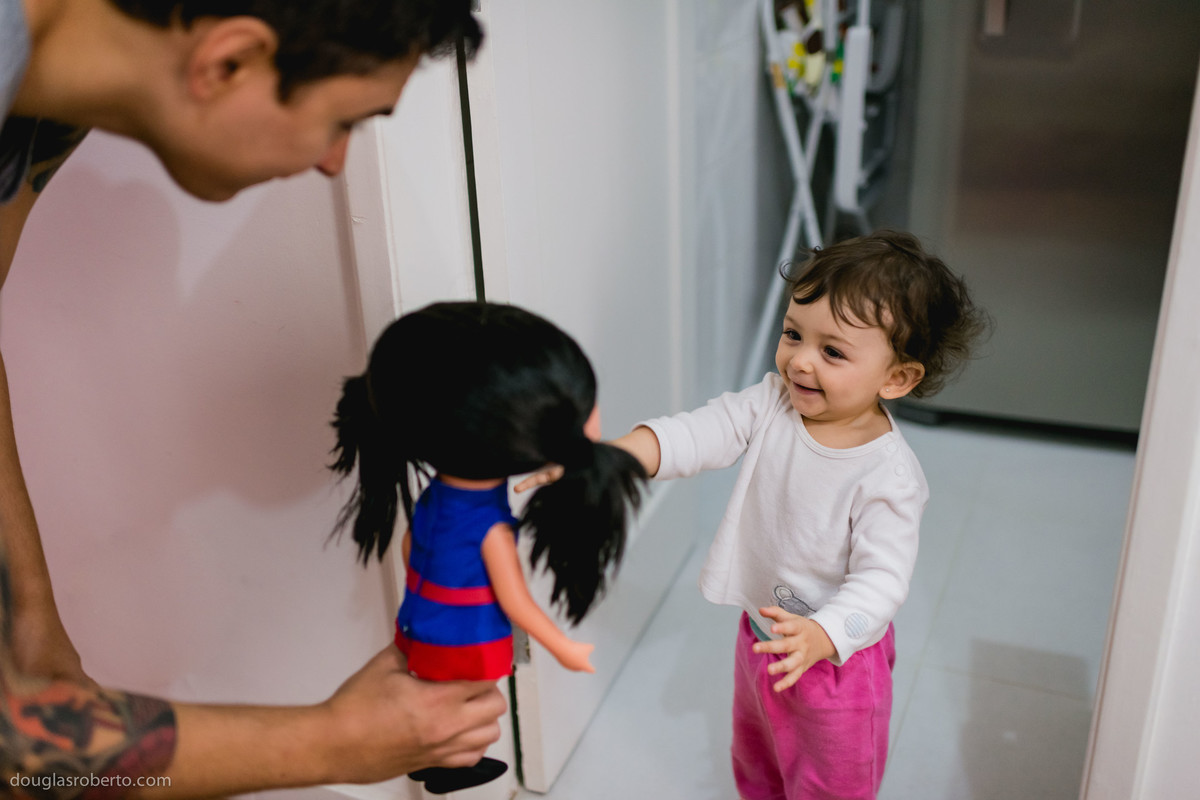 pai dando presente para a filha