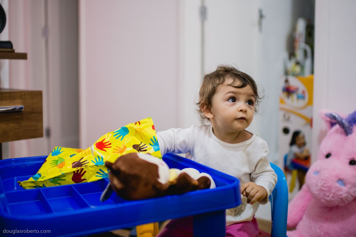 criança surpresa com o presente