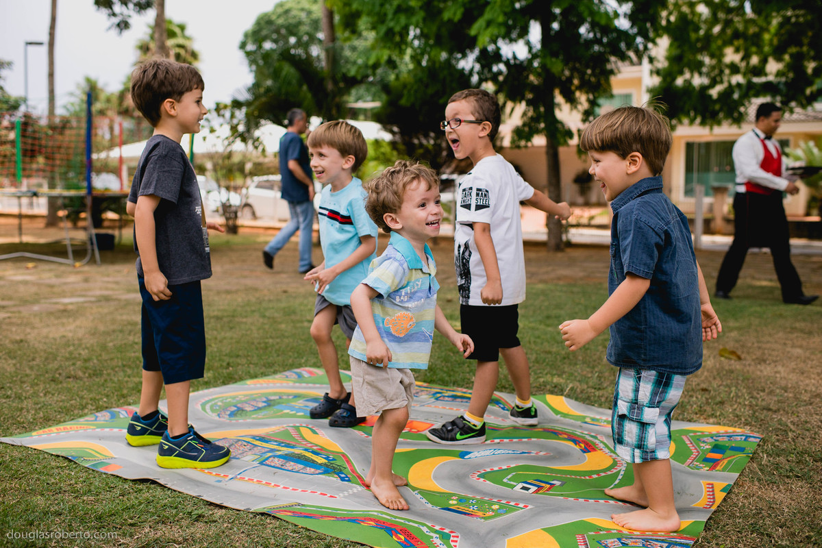 crianças brincando