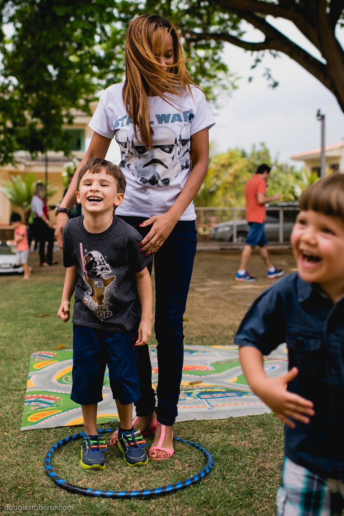 crianças brincando de bambolê