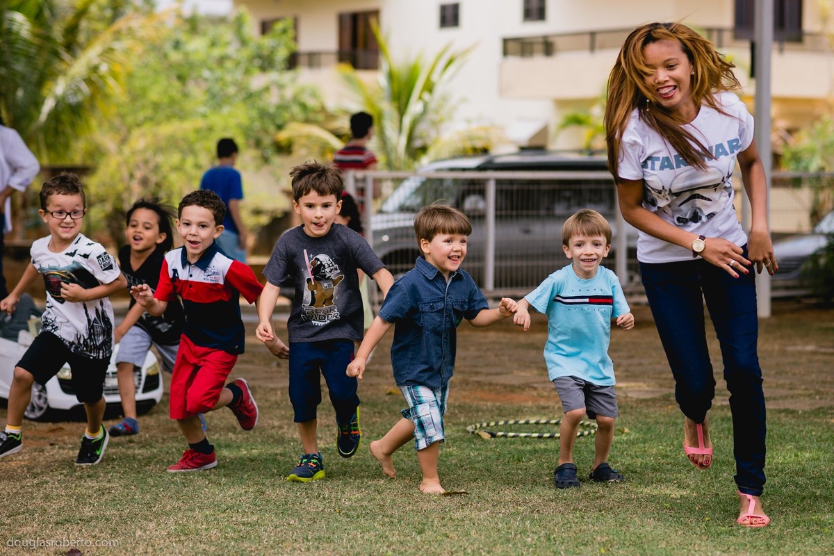 crianças correndo