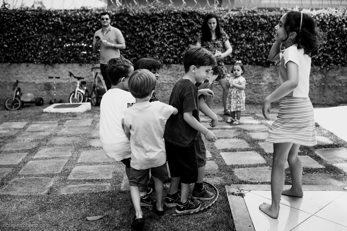 crianças brincando de bambolê