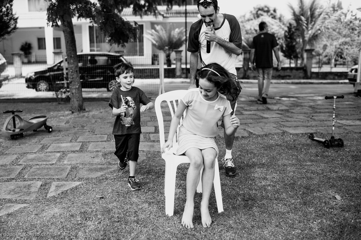 crianças brincando de dança da cadeira