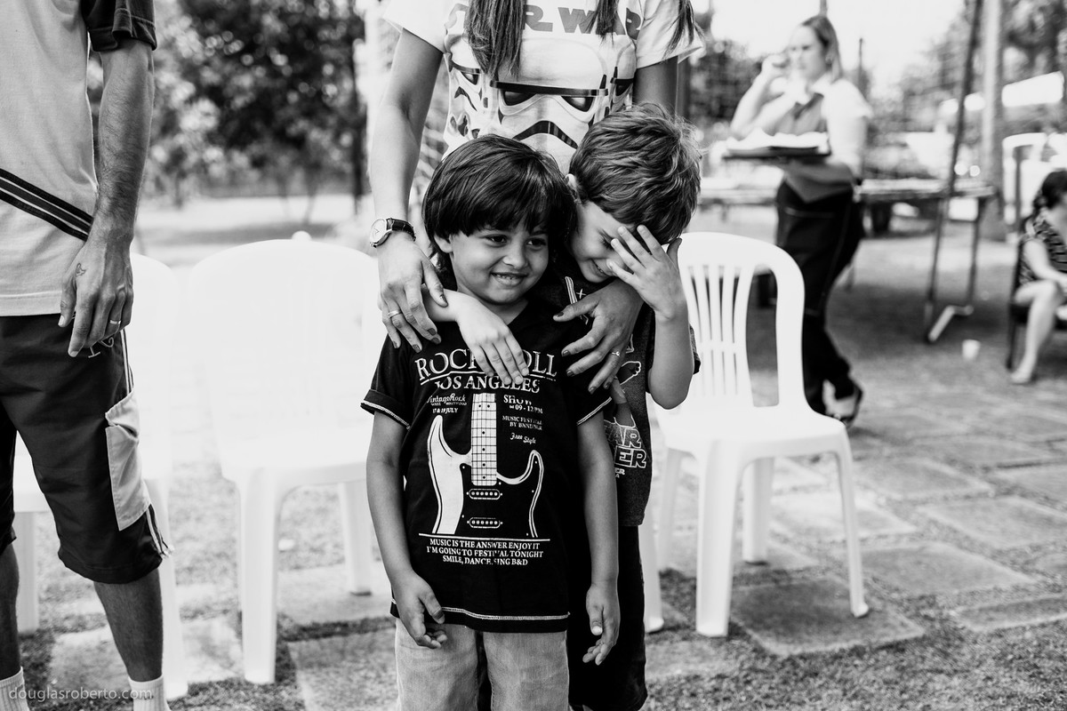 crianças brincando de dança da cadeira