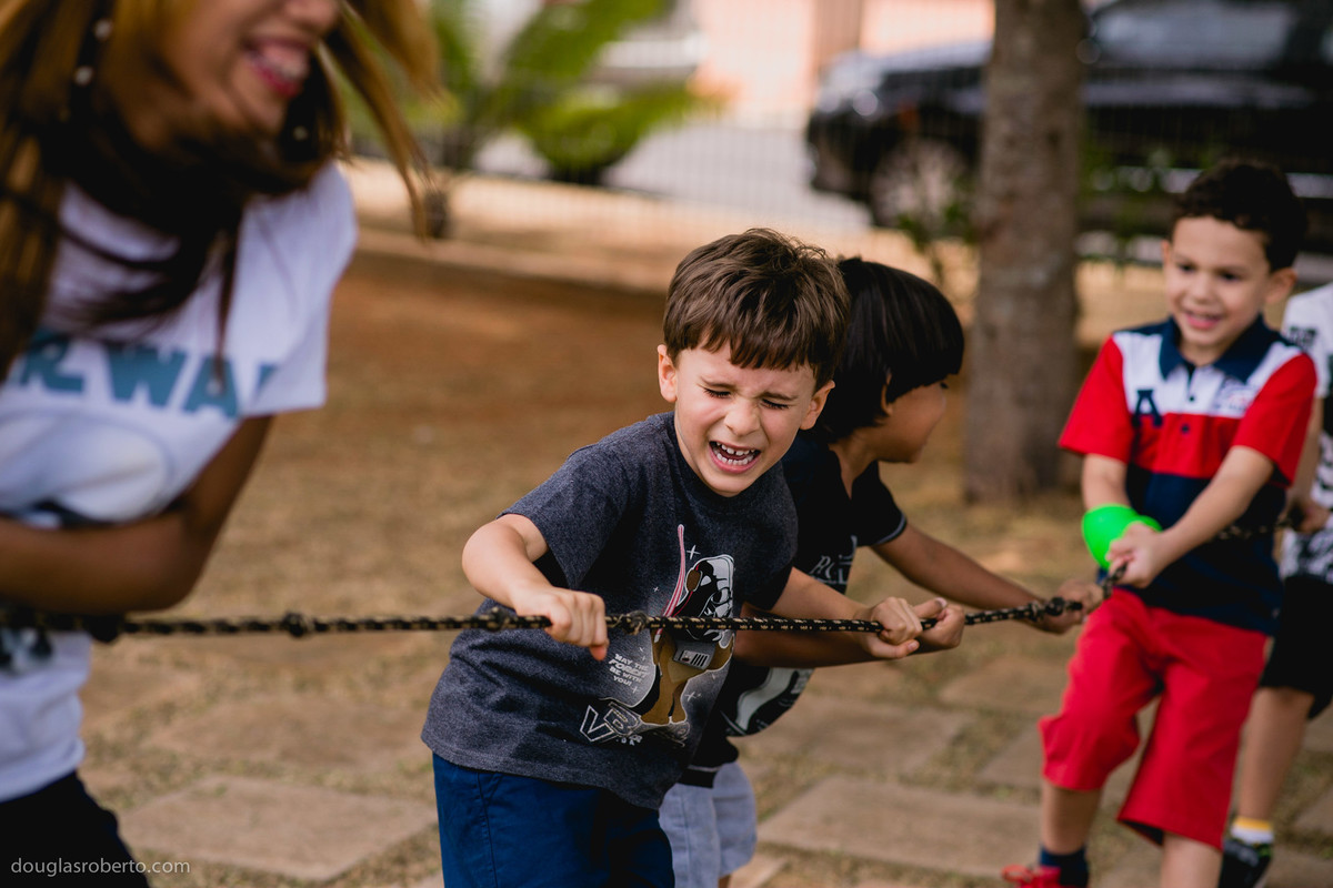 crianças brincando de puxar a corda