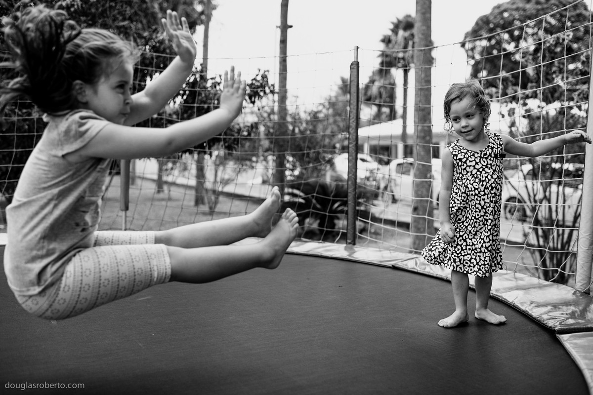 criança pulando no pula pula