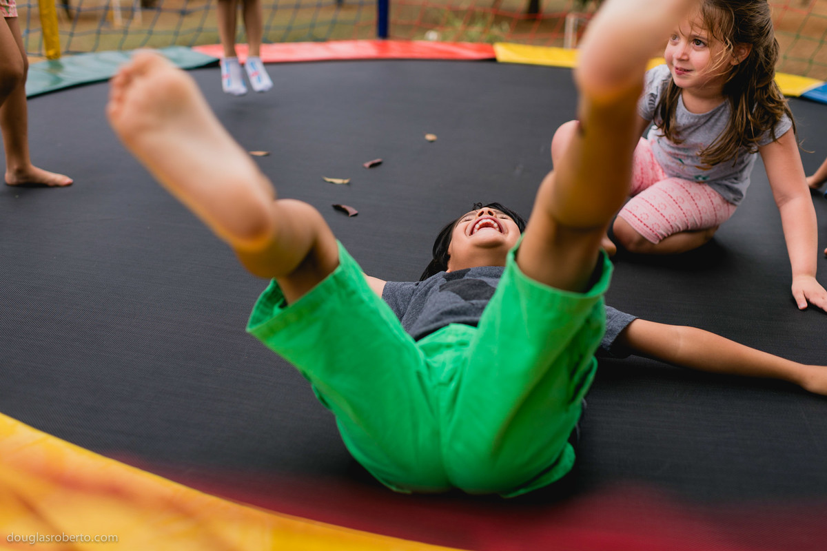 criança pulando no pula pula