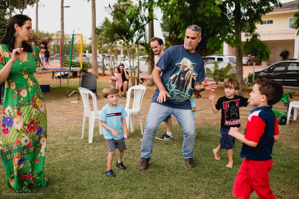 pai e crianças dançando