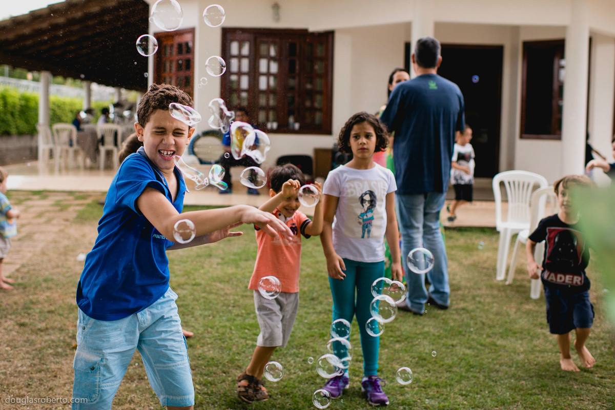 crianças brincando de fazer bolha de sabão