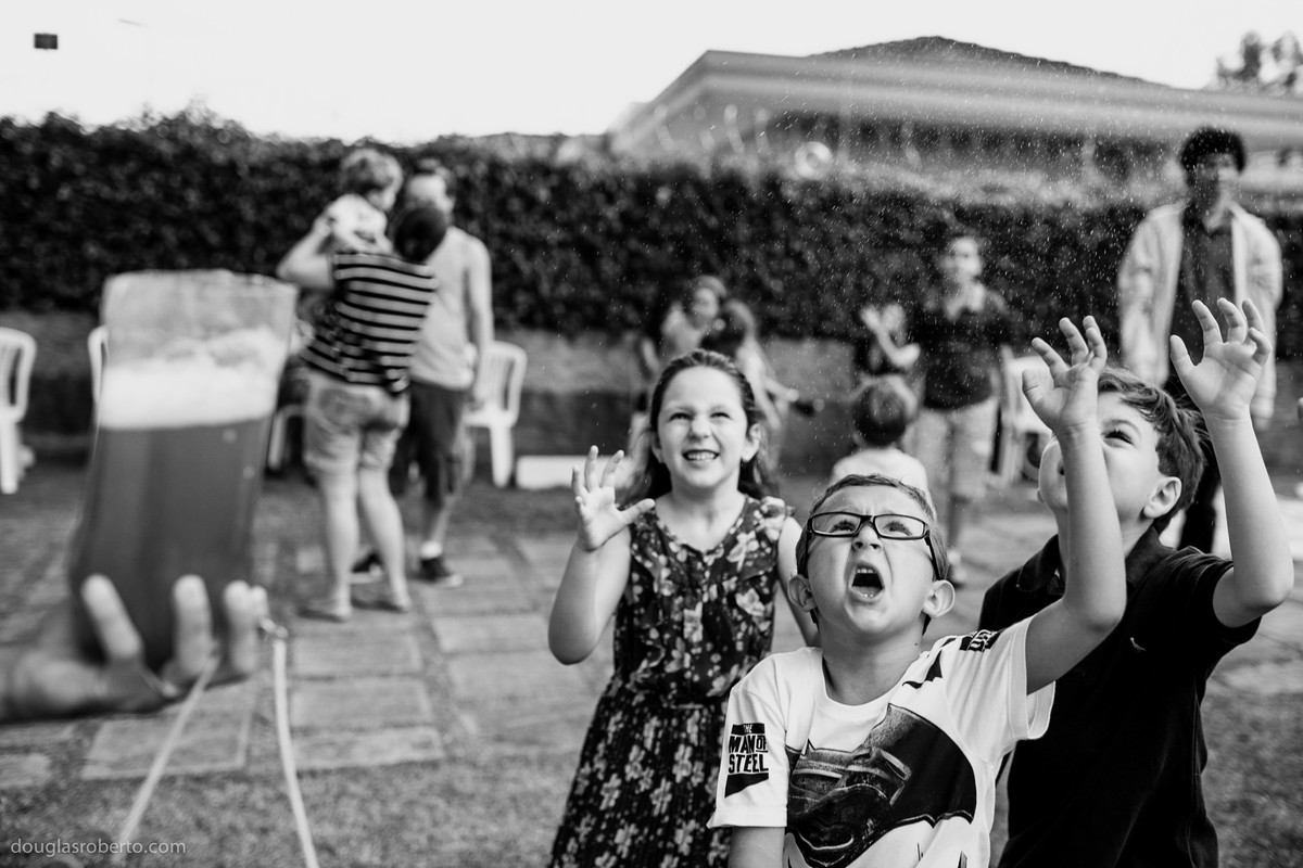 crianças brincando de fazer bolha de sabão