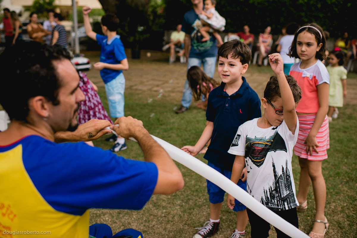 crianças brincando de balão