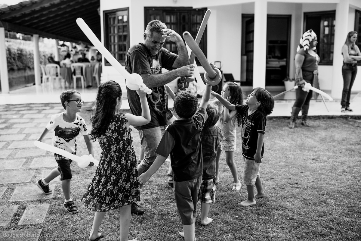 crianças brincando de balão