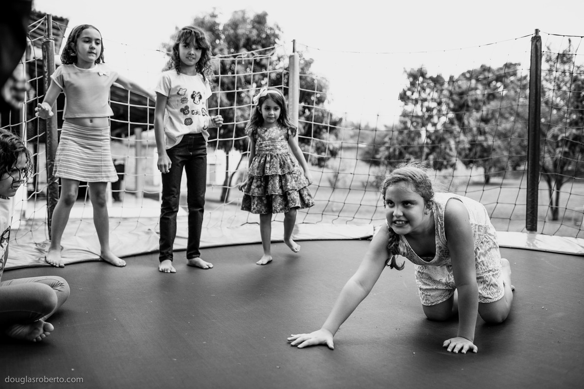 criança pulando no pula pula