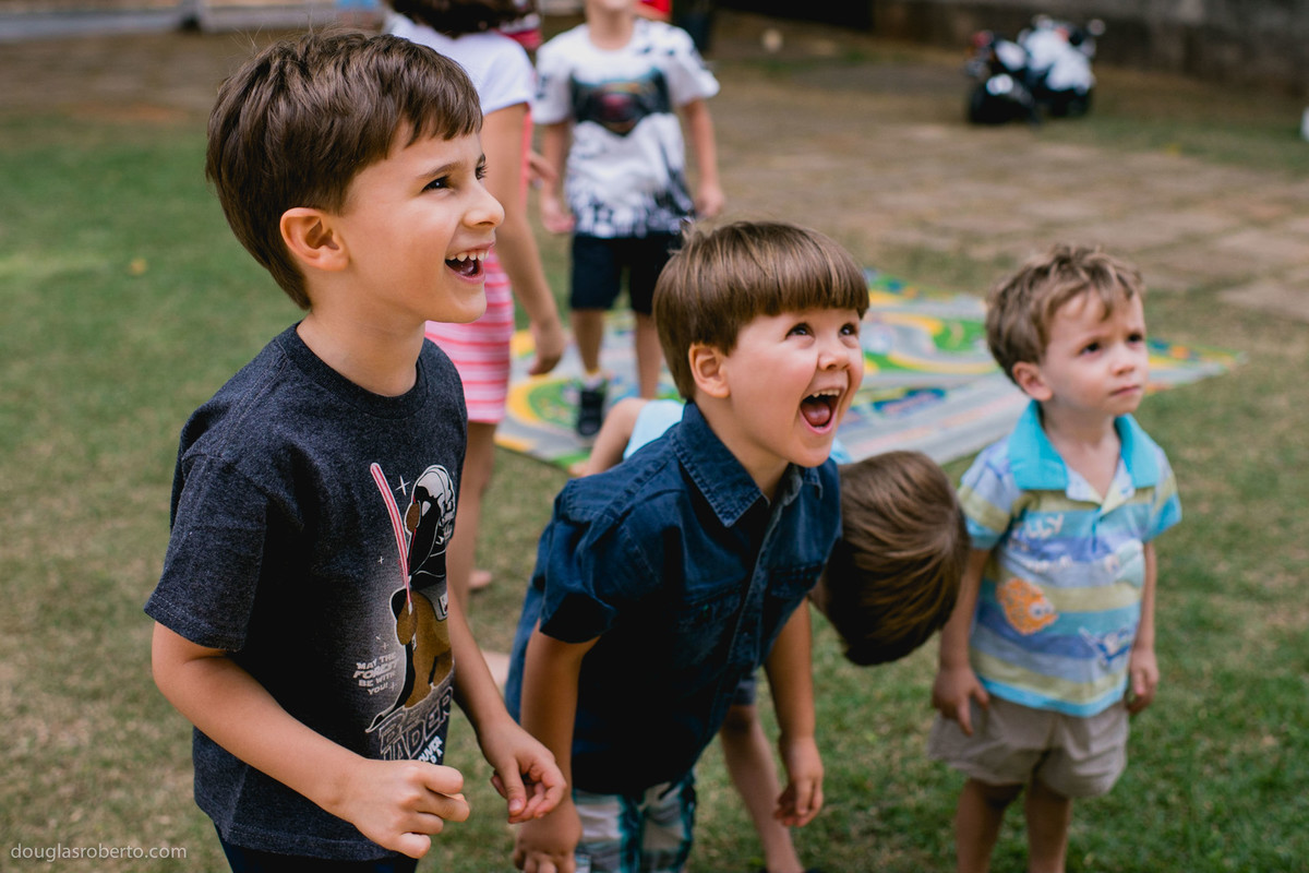 crianças brincando