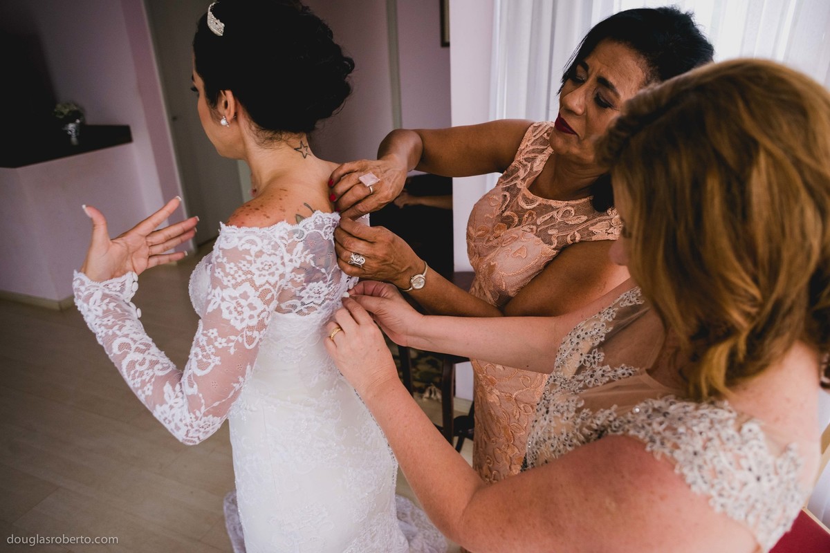 noiva colocando o vestido