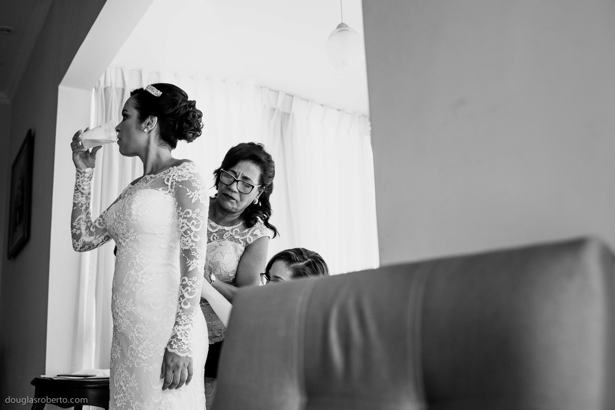 noiva colocado o vestido e bebendo cerveja