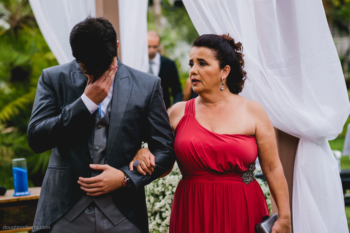 noivo chorando antes da noiva entrar