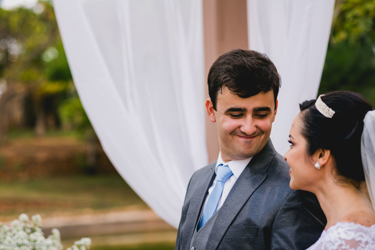 noivo olhando para a noiva