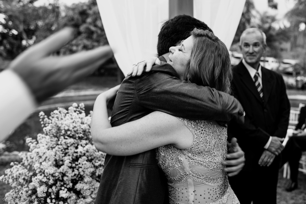 noivo abraçando a sogra