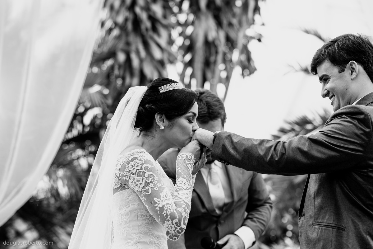 noiva beijando a mão do noivo