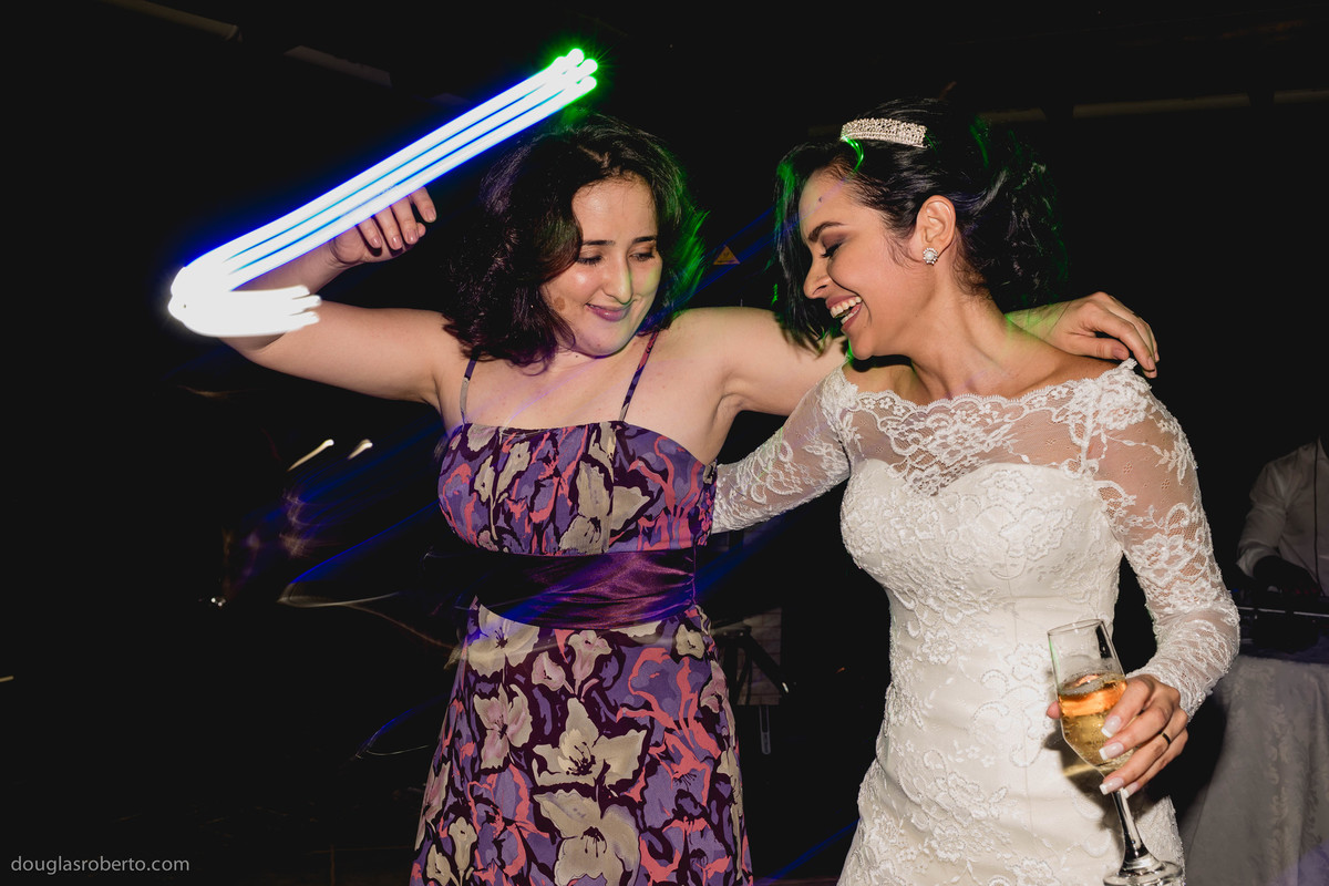 noiva dançando com a amiga