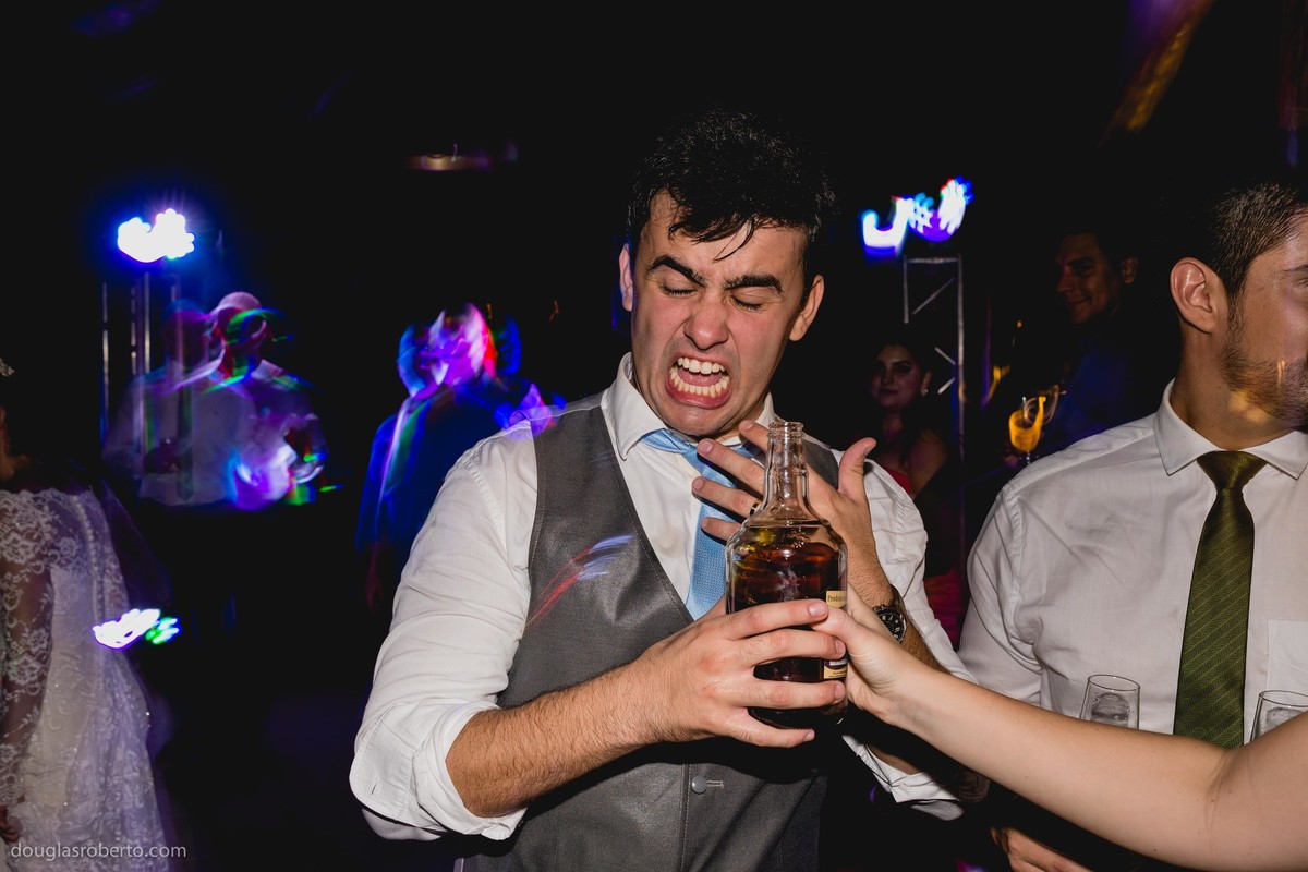 noivo fazendo careta