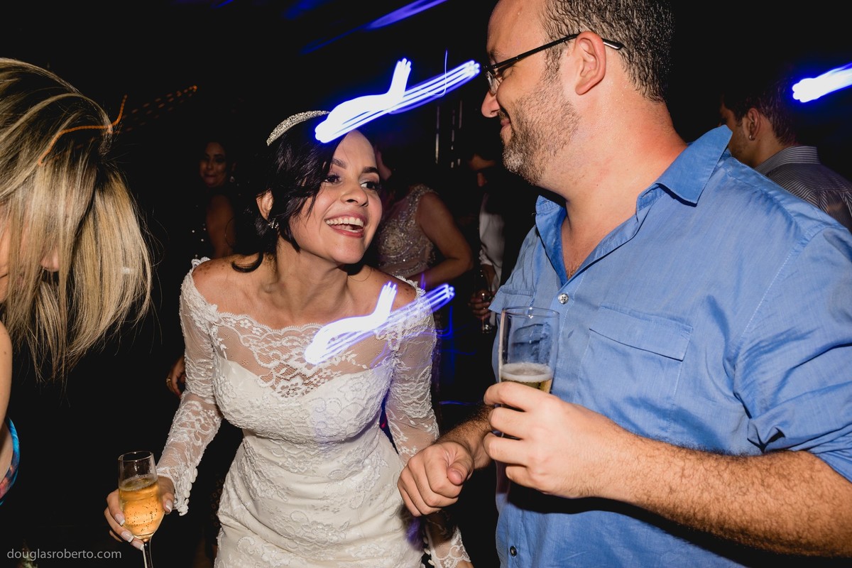 noiva dançando com amigo