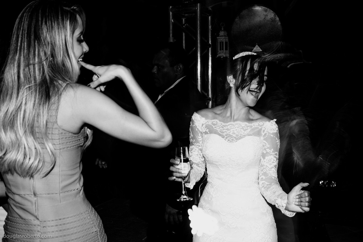 noiva dançando com a amiga