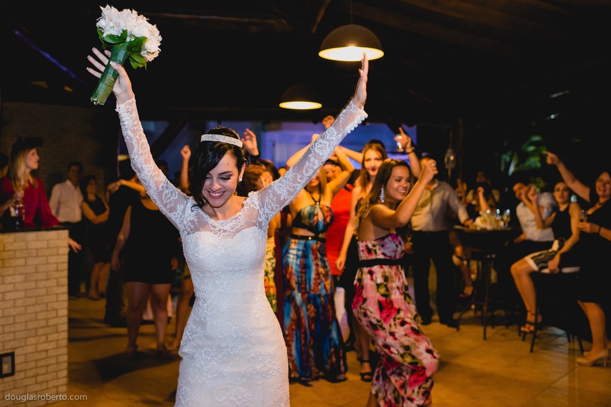 noiva jogando o bouquet