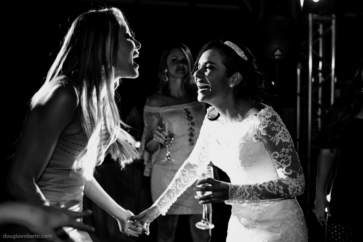 noiva rindo com a amiga