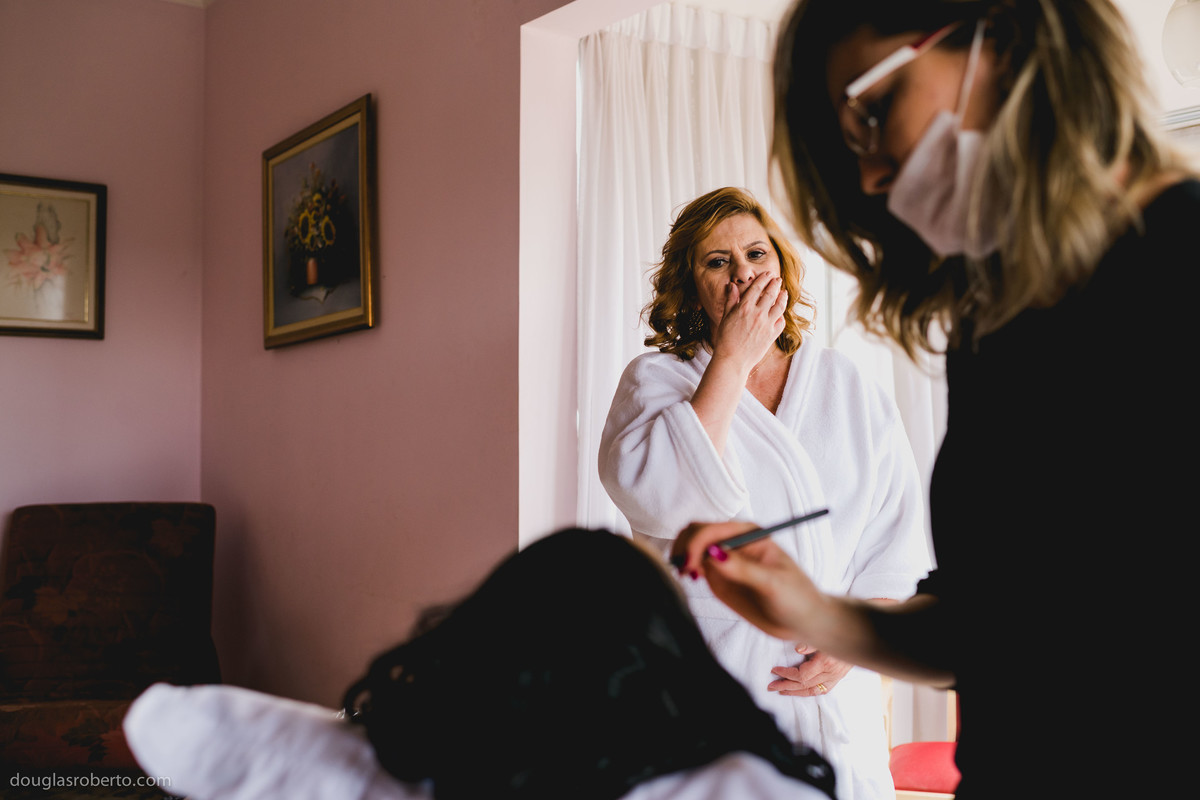 mãe da noiva surpresa com a maquiagem da filha