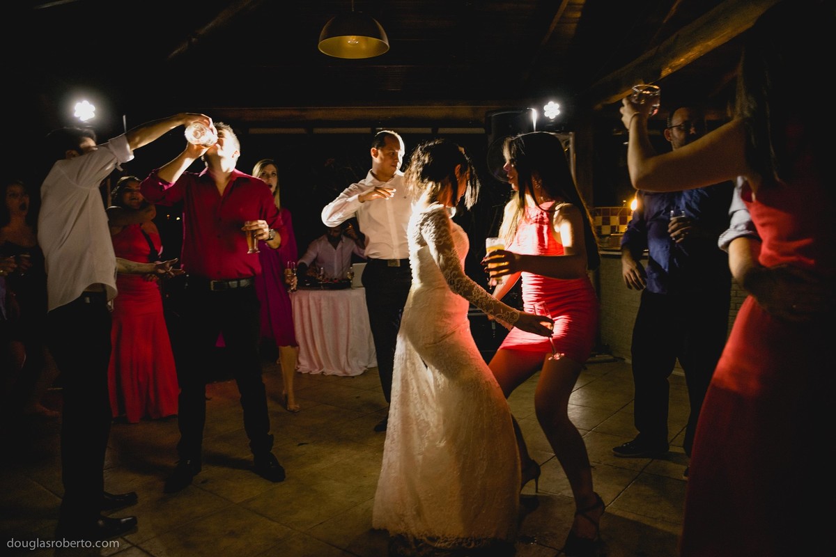 noiva dançando com os convidados