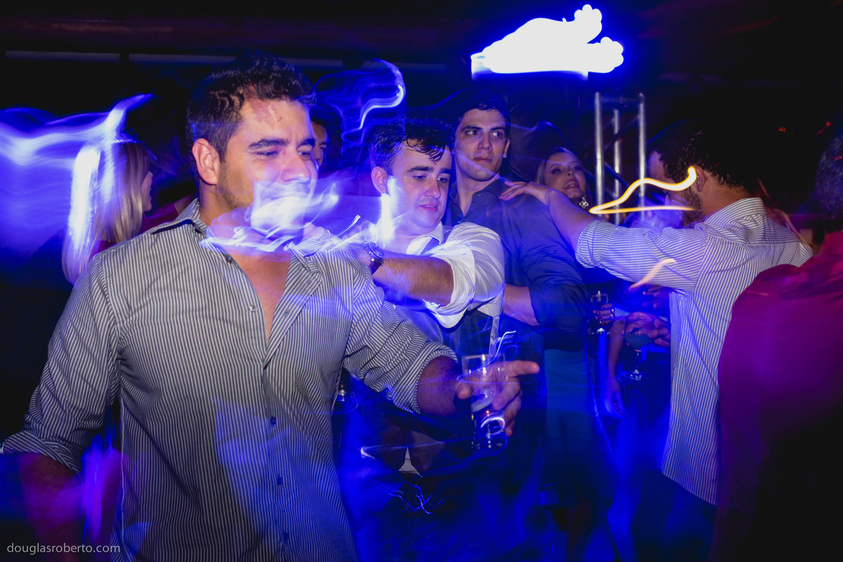 Noivo dançando com os convidados