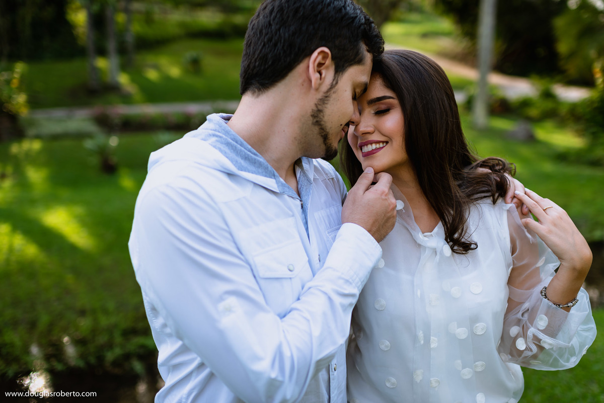 namorado fazendo carinho na namorada 