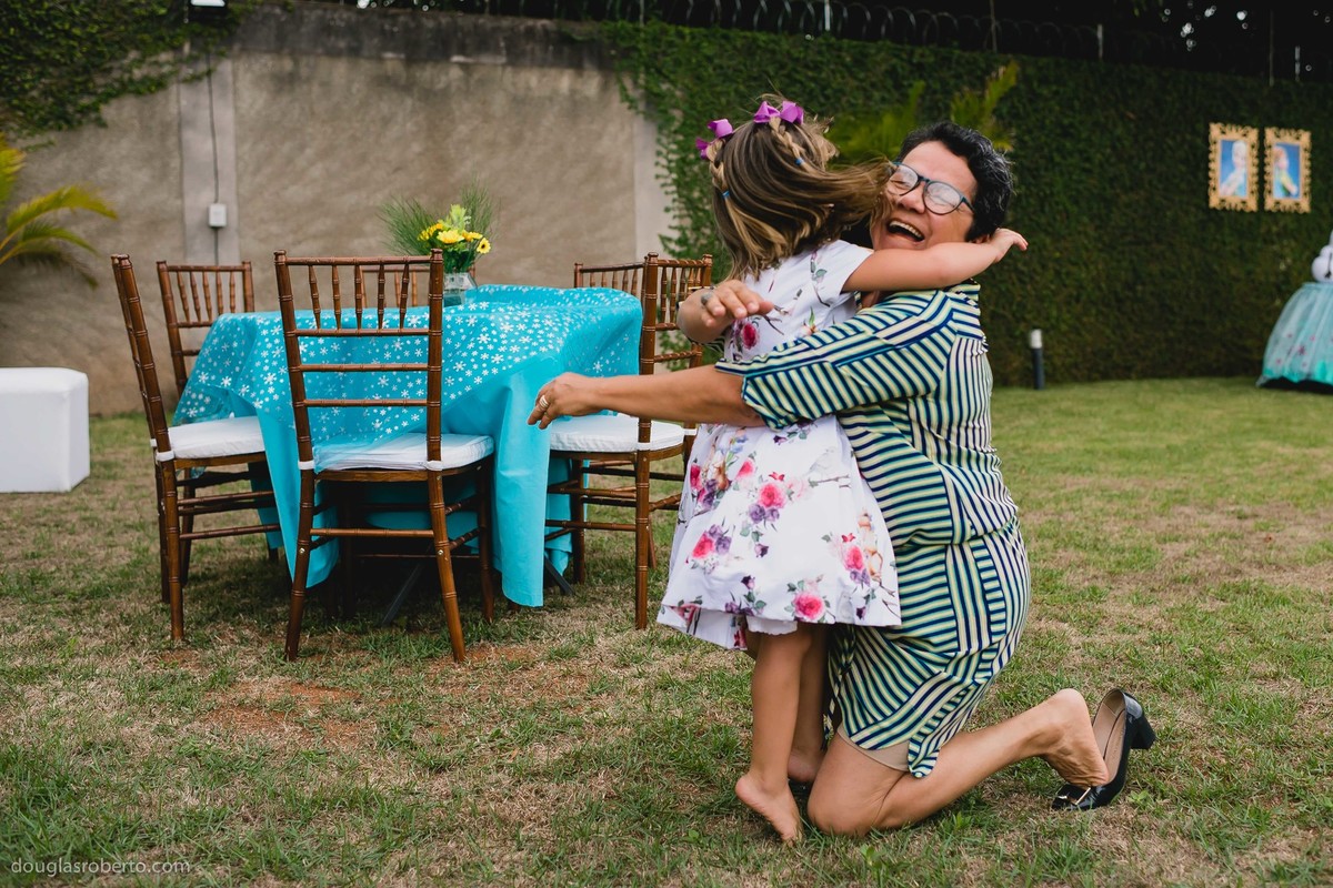 neta abraçando a vó