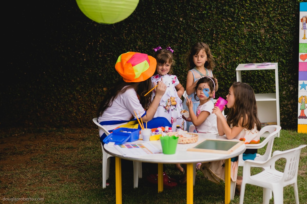 criança pintando o rosto