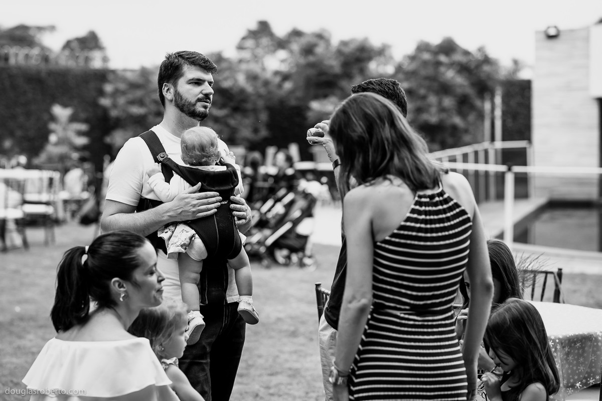 pai segurando a filha