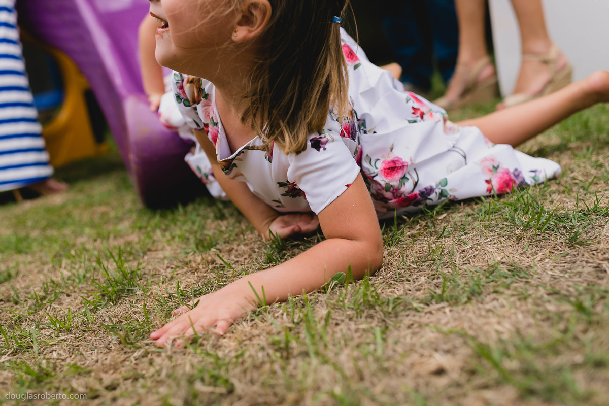 criança no escorregador