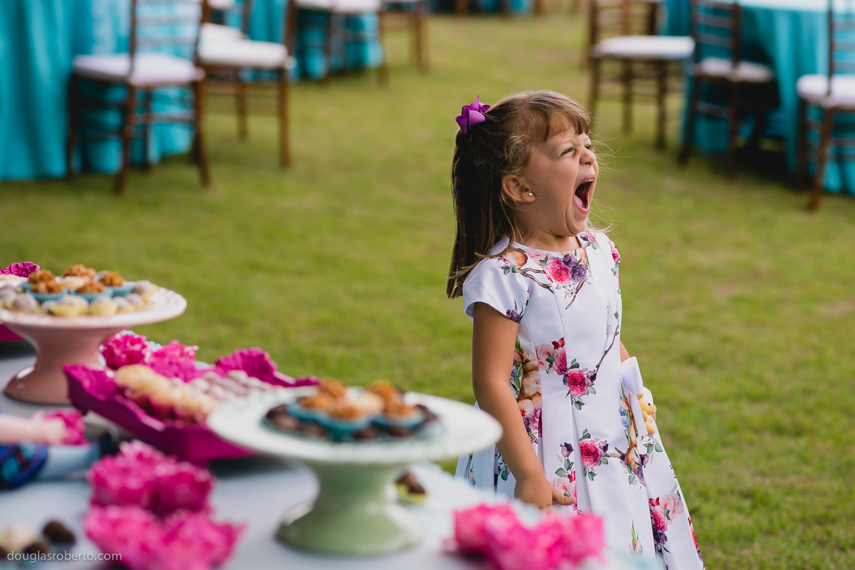 criança dando gargalhada