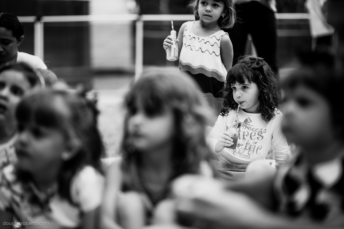 criança tomando suco