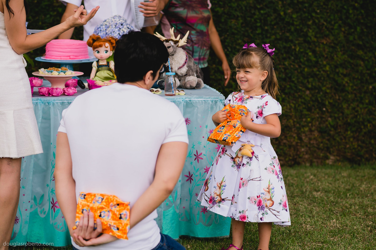 criança ganhando presente