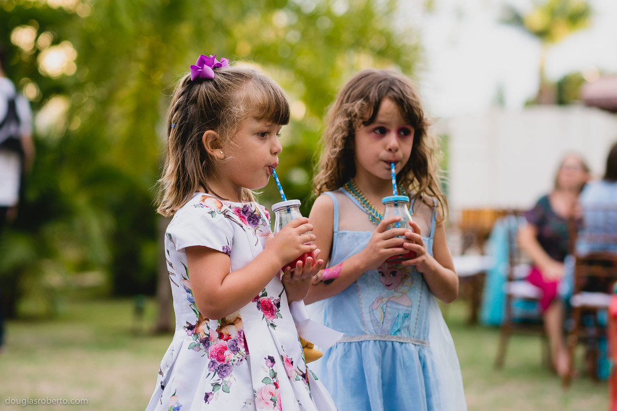 criança bebendo suco