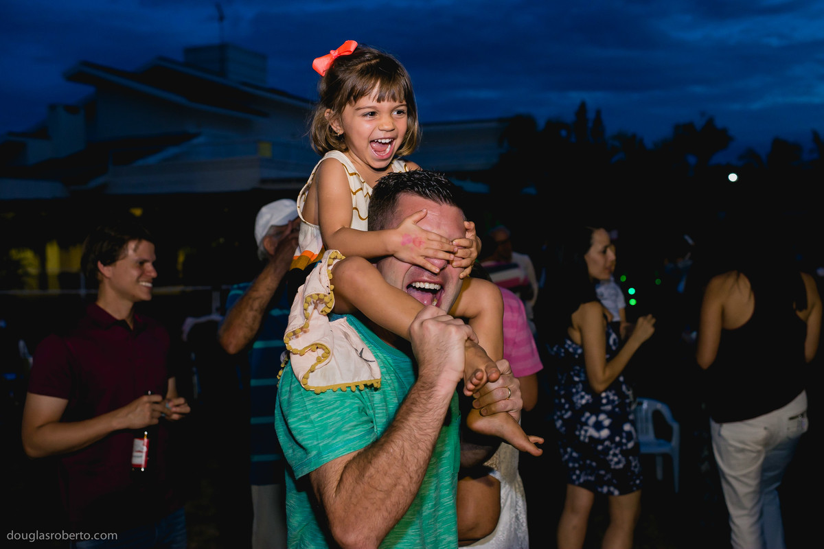 sobrinha e tio brincando