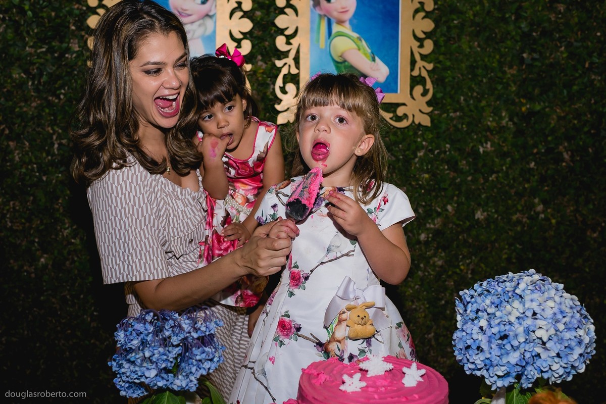 criança lambendo a colher o dolo