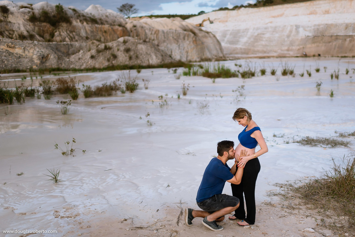 pai beijando a barriga da mãe