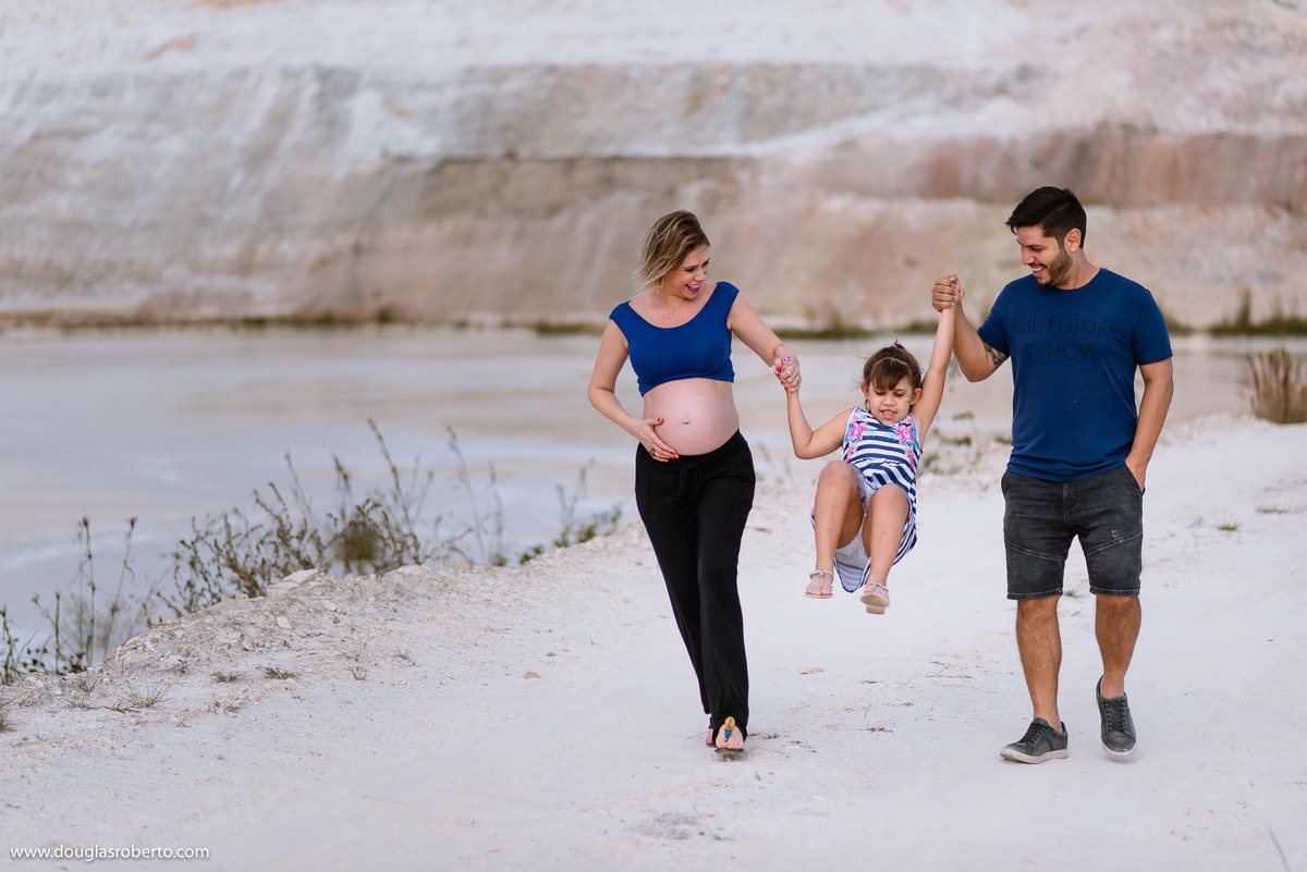pais brincando com a filha