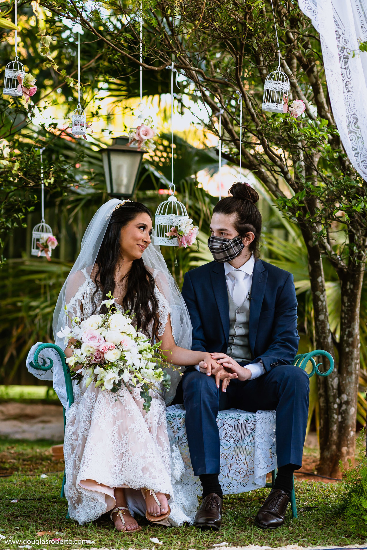 carinho do noivo com a noiva