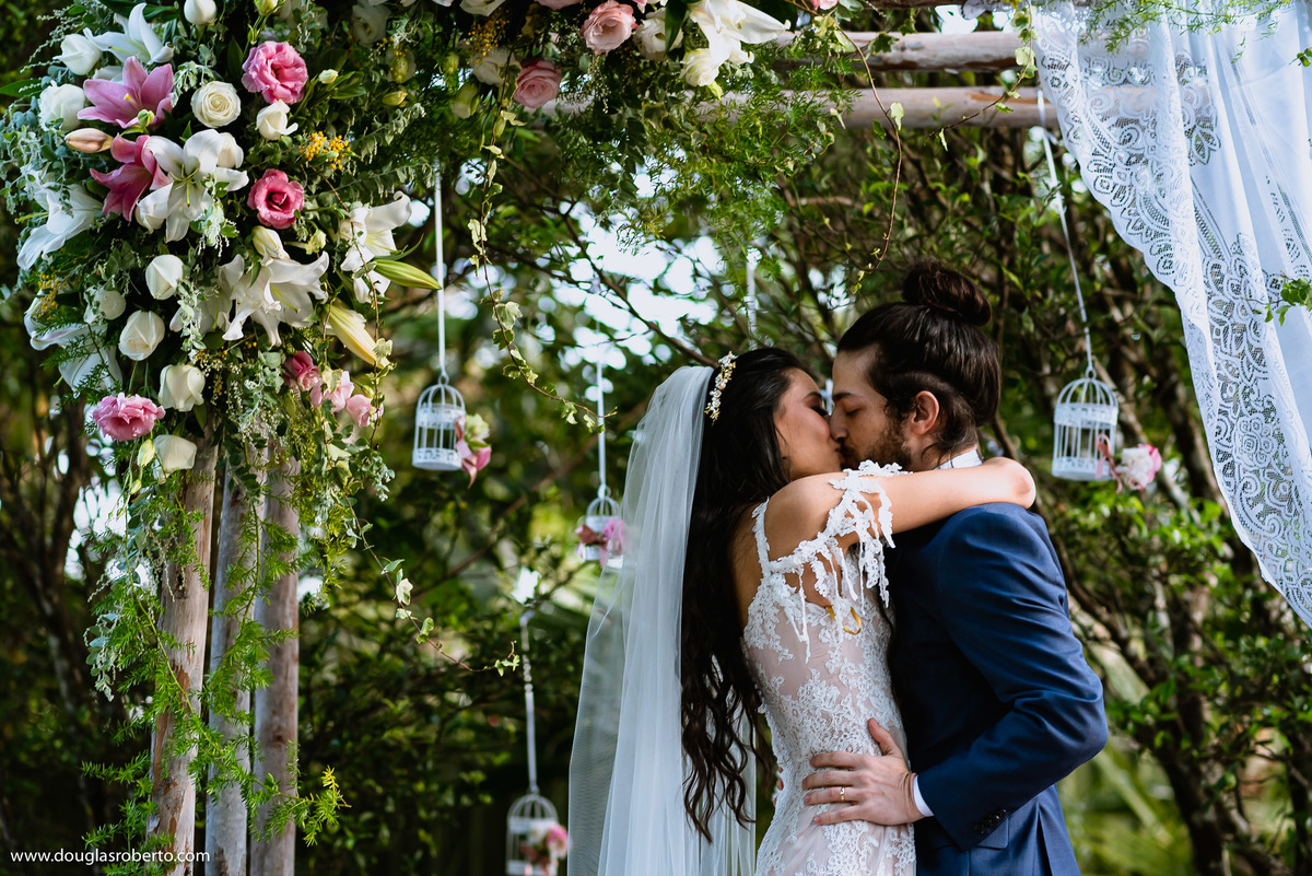 momento do beijo no casamento