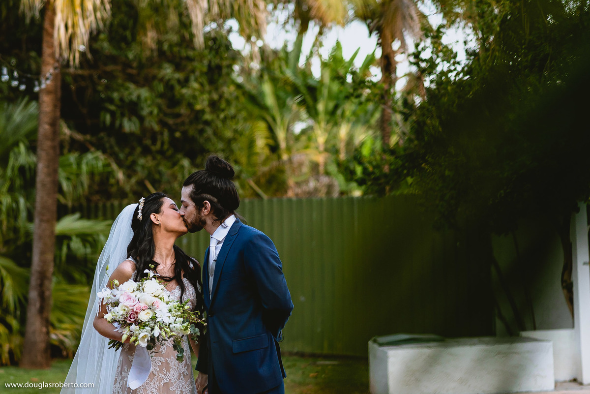 momento do beijo no casamento