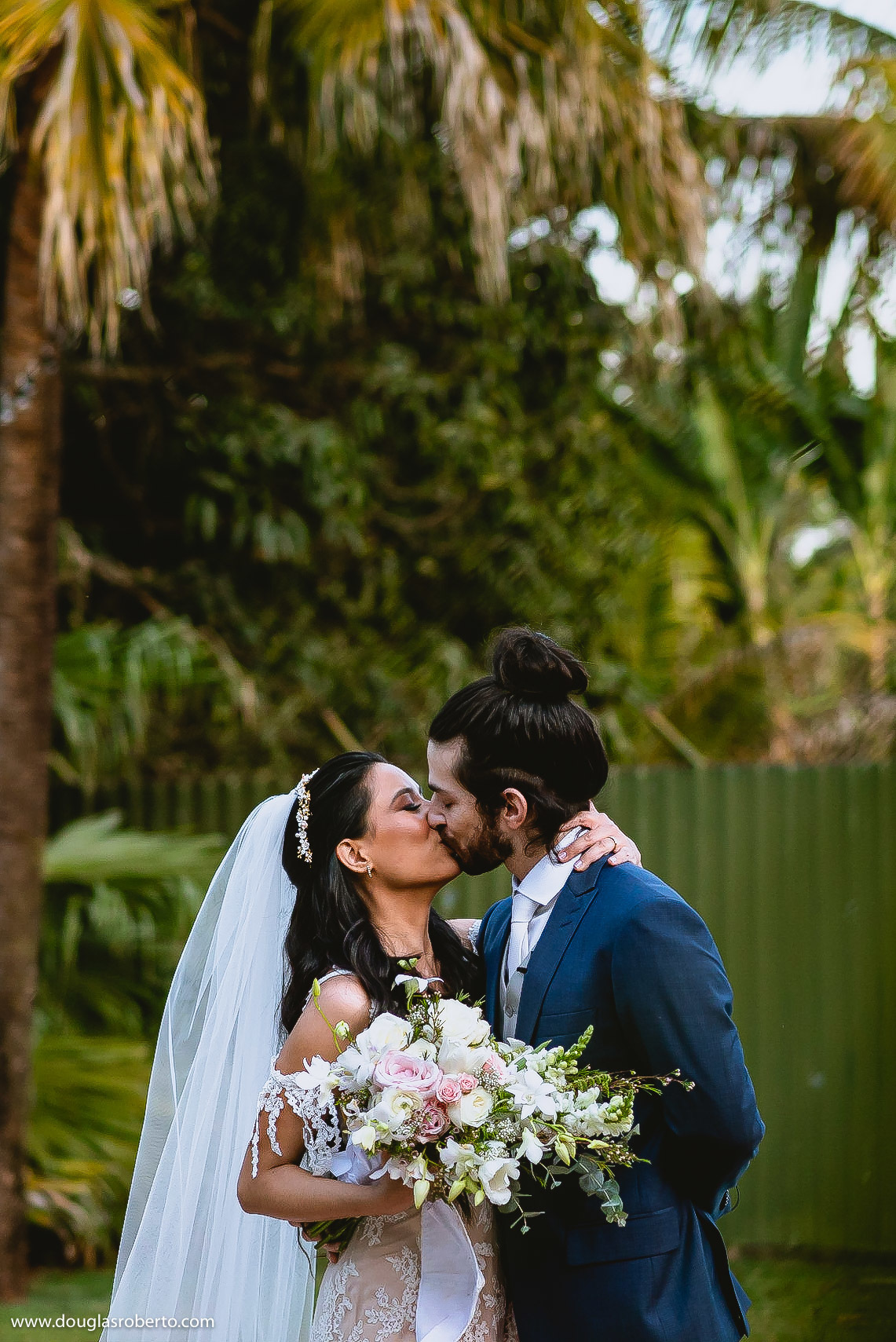 momento do beijo no casamento